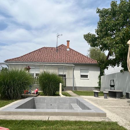 Pandora Pool Apartman Hajdúszoboszló Exterior foto