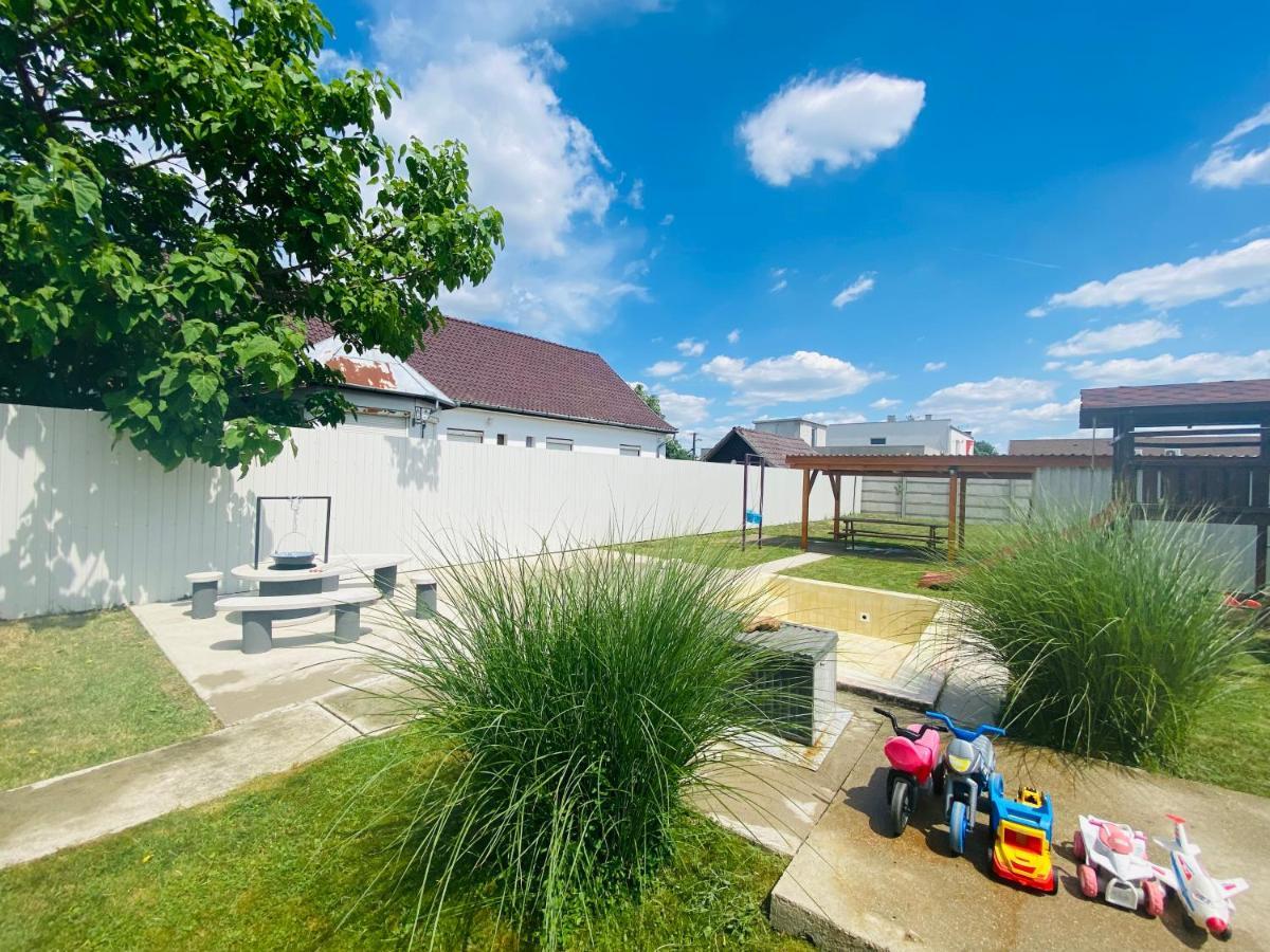 Pandora Pool Apartman Hajdúszoboszló Exterior foto